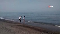 Çocuklar sokağa çıkma izninde soluğu sahilde aldı