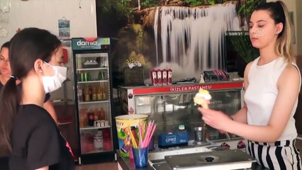 Pastanede kurulan kütüphaneden kitap alan çocuklara dondurma ikramı - İZMİR