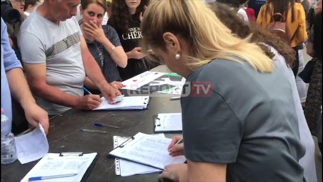 Kryemadhi dhe ish-deputetët e LSI-së firmosin peticionin: Teatrin e duam aty ku ishte, siç ishte