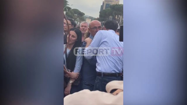 Report TV -Pas fjalës në podium, Robert Budina zbret në shesh për t'u 'konsultuar' me Bashën