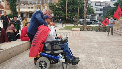 Durrësi në mbështetje të protestës nga Pallati i Kulturës! Të rinjtë e FRPD 'flasin' me pankarta