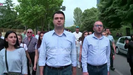 Descargar video: Top News - Protesta pr teatrin/ Bashkohet Basha dhe zyrtare t PD