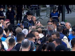 Report TV -Gjyshe Vera si ndahet Bashës! E ndjek deri në protestën për teatrin