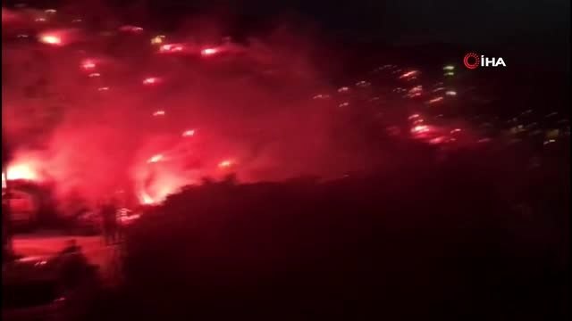 Hem Kadir Gecesi'ni eda edip hem de 19 Mayıs'ı kutlayan gençler havai fişek ve meşalelerle adeta...