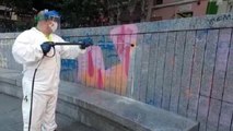 Los servicios de limpieza eliminan los grafitis de la plaza del Dos de Mayo