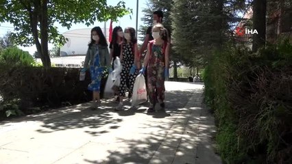 Sokağa çıkan çocukların ilk işleri hayvanları beslemek oldu