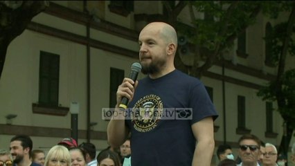 Top News - Gazetari Alfred Lela në protestë/ Nuk ua fal dhunën se u treguan burracakë