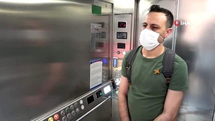 Pandemi hemşiresinin eşi ve çocuklarıyla terasta duygusal buluşması