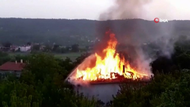 Başak köyünde korkutan yangın...Evin çatısında ekmek yaparken evlerinden oldular