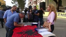 Ora News - Aleanca dhe opozita dy orë protestë, peticion: Teatrin e duam aty ku ishte dhe siç ishte