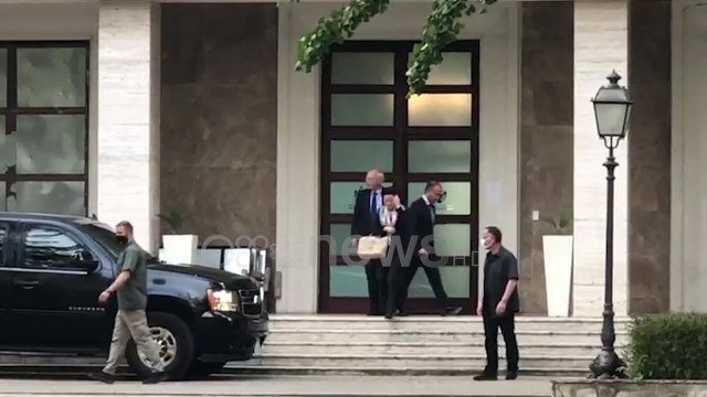 Ora News - Opozita protestonte me artistët, Rama takim 90 minuta me Yuri Kim dhe Sorecën
