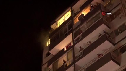 İzmir'de 9 katlı binanın 3 ve 4'üncü katında korkutan yangın