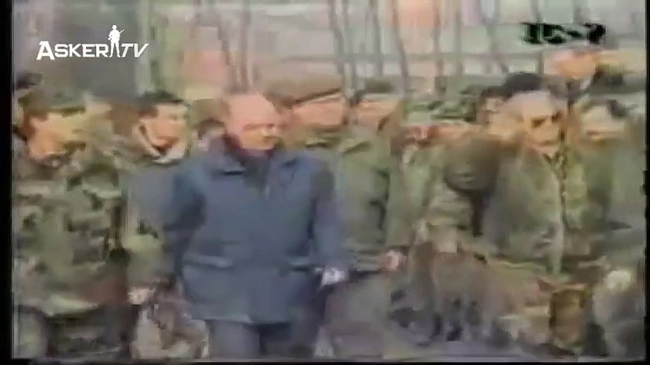 Bosna Hersek - Aliya İzzet Begoviç_in Askerlerini Selamlaması