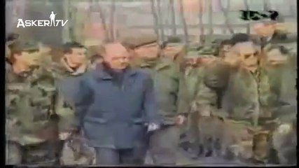 Bosna Hersek - Aliya İzzet Begoviç_in Askerlerini Selamlaması