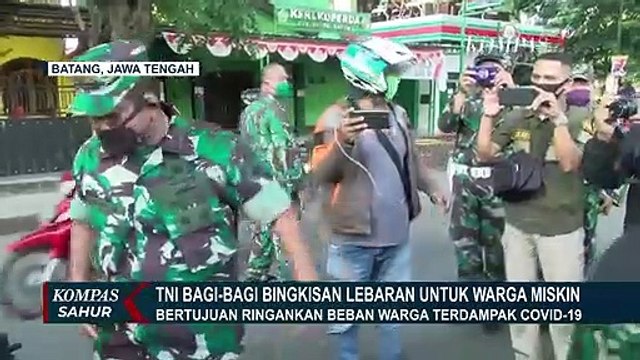 TNI Bagikan Parsel Lebaran untuk Warga Kurang Mampu