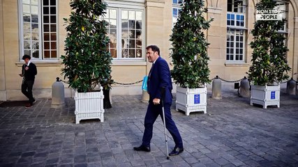 Christophe Castaner surpris avec une béquille à l'Élysée