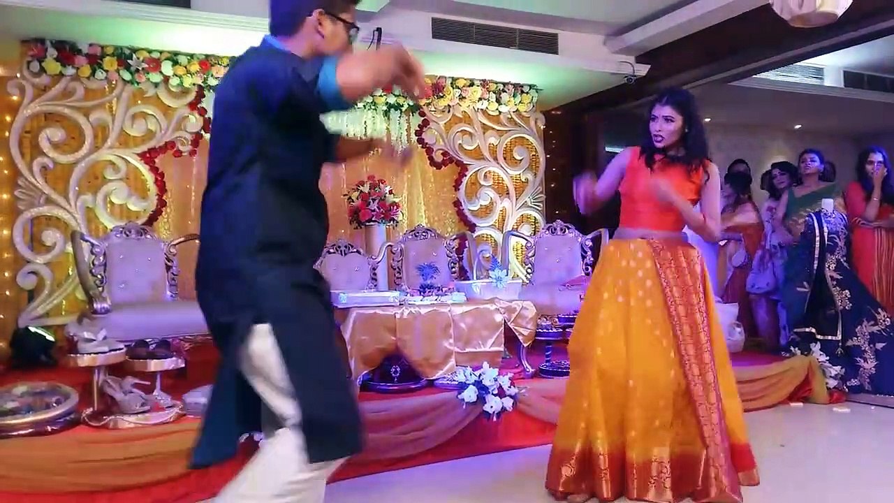মডেলদের নাচ মডেল তৌসিফ মাহবুবের গায়ে হলুদে watch Bangladeshi models dancE
