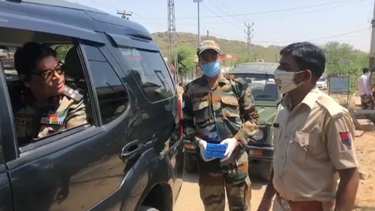 ब्रिगेडियर ने गाड़ी रोककर किया पुलिस जवानों को सलाम, कहा-पहली बार सेना को है पुलिस पर गर्व