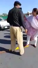 Pakistani Colonel ki Biwi ki Zaban Check kro | The Colonel's wife's insult to the policeman caused a stir on social media | کرنل کی بیوی کی پولیس اہلکار سے بدتمیزی نے سوشل میڈیا پر ہنگامہ مچادیا