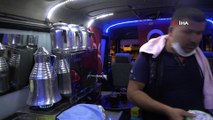 Çay ocağına çevirdiği minibüsüyle kan bağışı yapanlara ücretsiz çay dağıtıyor