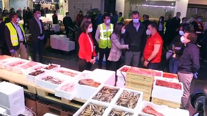 Felipe y Letizia visitan de madrugada Mercamadrid (I)