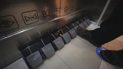 Un ascensor con pedales para evitar COVID-19 en centro comercial de Tailandia