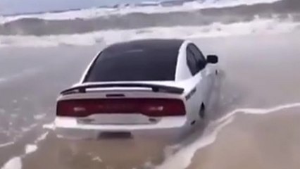 La bonne idée d'aller rouler en voiture sur la plage