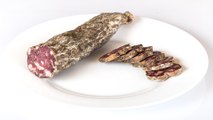 Faut-il retirer la peau du saucisson ?