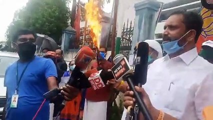 കോവിഡ് കാല KSEB തീവെട്ടിക്കൊള്ളയ്ക്കെതിരെ BJP യുടെ  പ്രക്ഷോഭം പട്ടം KSEB ഒഫീസിന് മുന്നിൽ BJP സംസ്ഥാന അദ്ധ്യൻ K സുരേന്ദ്രൻ നിർവ്വഹിക്കുന്നു
