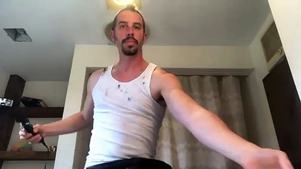 Il se coupe les cheveux.. en équilibre sur son vélo !