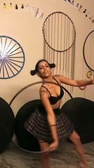 Cerceau : elle jongle dans son appartement, sans peur de casser quelque chose !