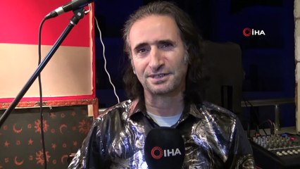 Yüzlerce yıllık Karagöz-Hacivat oyununu evinin balkonundan komşularına sahneliyor