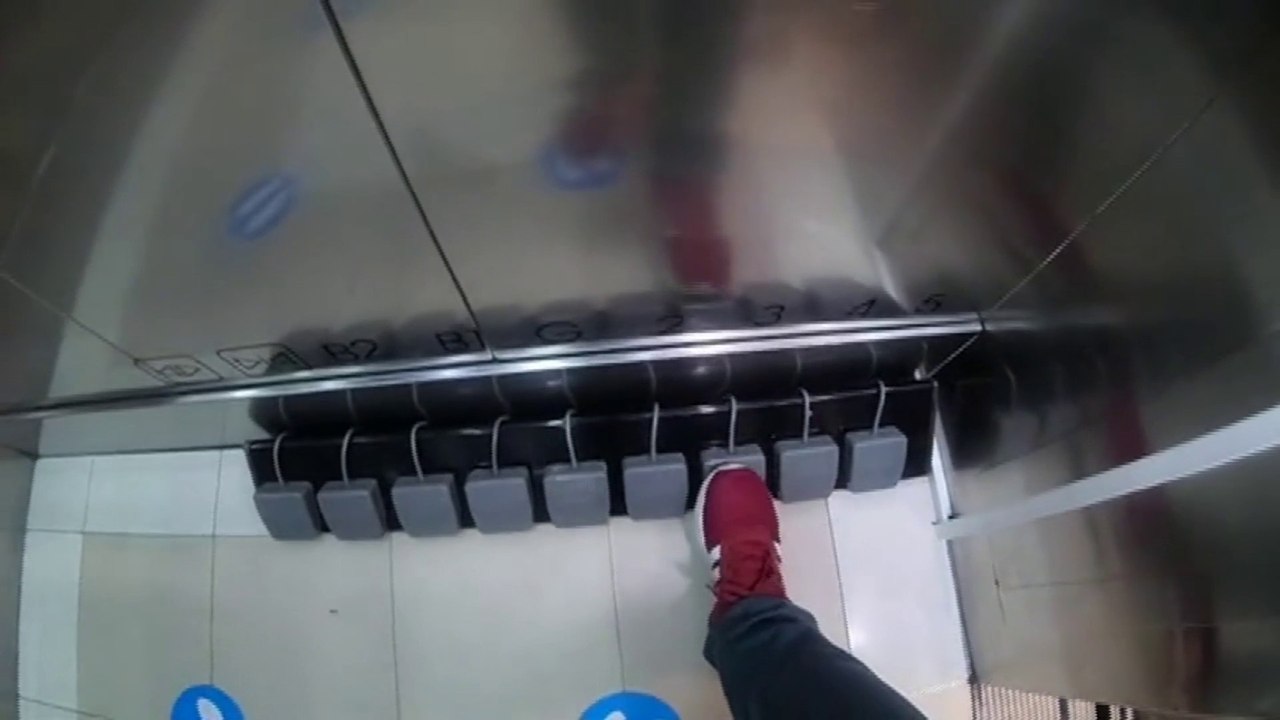 Un centre commercial de Bangkok installe des pédales à la place des boutons de ses ascenseurs