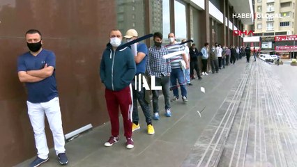 Esenyurt'ta PTT önünde metrelerce kuyruk