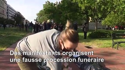 Virus: fausse procession funéraire devant la Maison Blanche contre l'"inaction" de Trump