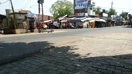 जिलाधिकारी के आदेशों का पालन नहीं कर रहे दुकानदार