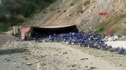 Bilecik'te TIR yan yattı, tonlarca biber kasası yola saçıldı