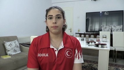 Milli masa tenisçi, yemek masasında antrenmanla form tutuyor - MARDİN