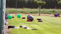 Entrenamiento de jugadores de Osasuna en tres  grupos en las instalaciones de Tajonar