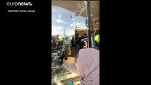 شاهد: سيارة تقتحم محل بيع الحجاب في أستراليا