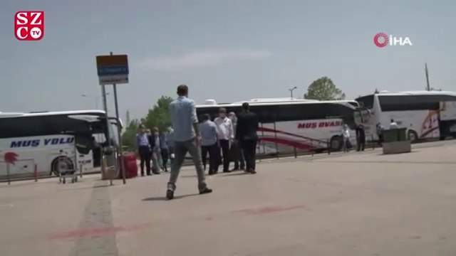 65 yaş üstü terminale akın etti...Yolcu kapma kavgası kameraya yansıdı
