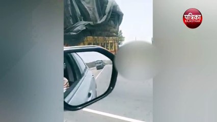 दर्दनाक : सड़क पर मृत जानवर को खाते मजदूर का वीडियो वायरल