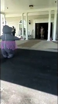 Une femme se déguise en hippopotame pour aller rendre visite à sa mère dans un centre de soins