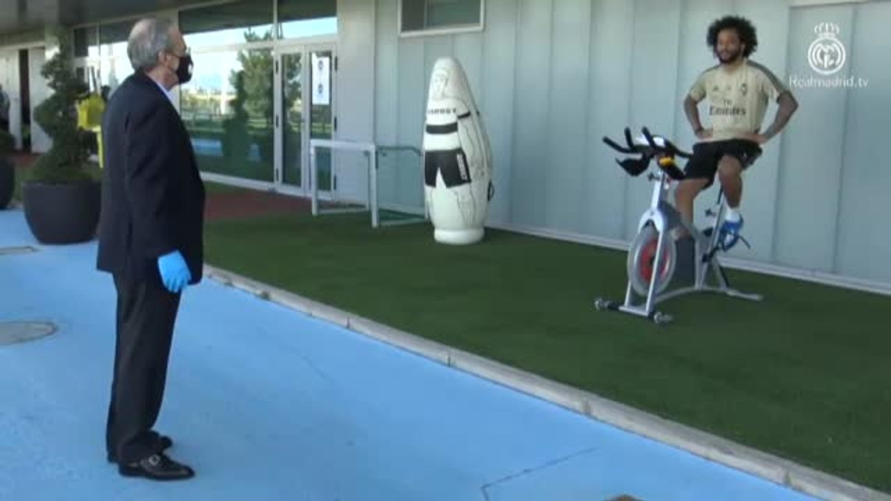 Florentino Pérez visita al equipo en la Ciudad del Real Madrid