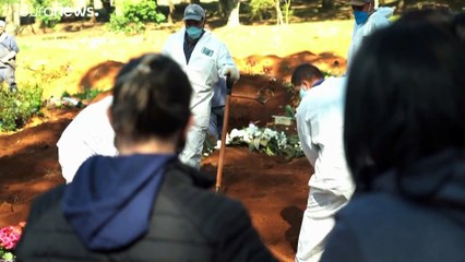 Entierros en cadena y polémica por la cloroquina recomendada por Bolsonaro