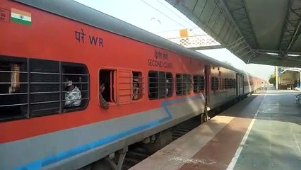 श्रमिकों से भरी दो ट्रेन भरथना एक साम्हो में खड़ी रही