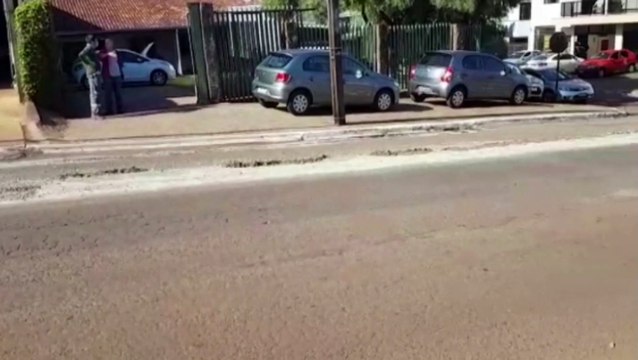 Caminhão derruba concreto em trecho da Avenida Rocha Pombo