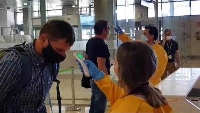 Controles de seguridad a los pasajeros del vuelo Zúrich- València