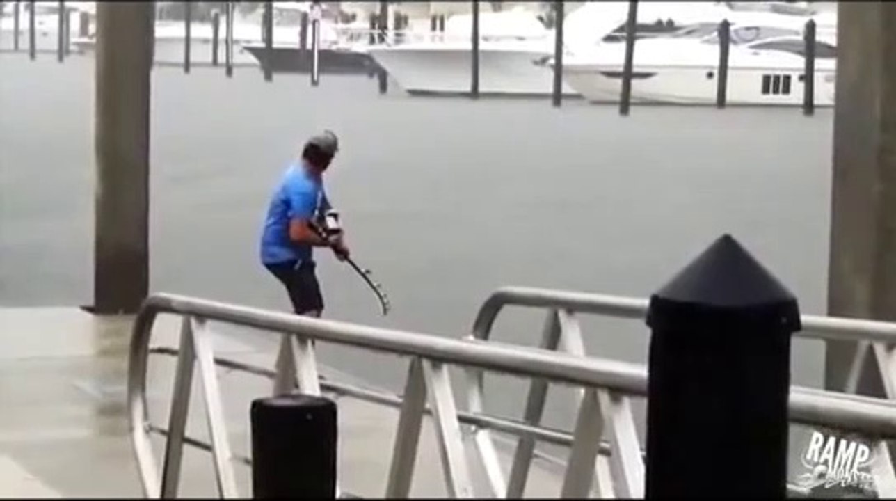 Ce pêcheur attrape un énorme poisson... mérou géant