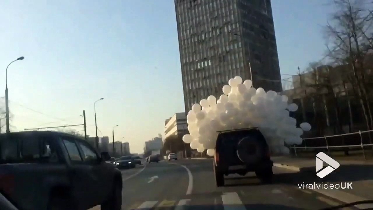 Cette voiture se ballade avec 2000 ballons sur le toit, prête à s'envoler